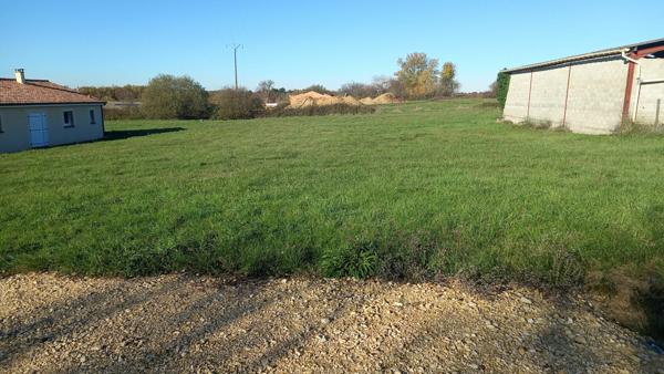 Terrain village à 8 minutes de Montpon Ménestérol de1505 m2.