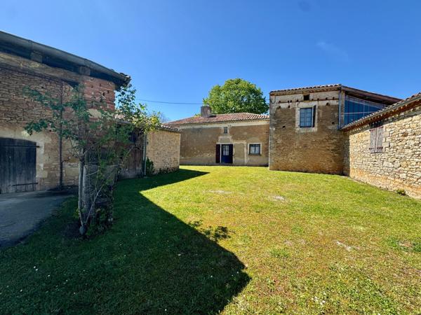 Corps de ferme à rénover à Cuzorn