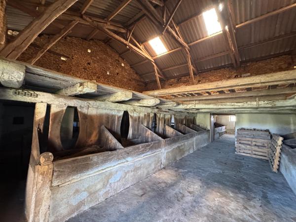 Corps de ferme à rénover à Cuzorn