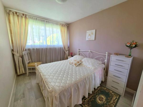 T2 d'environ 40 m² à 600m du RER C au Calme