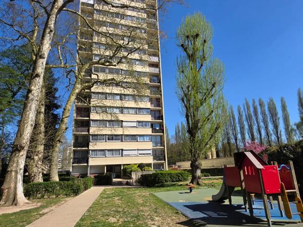 T2 d'environ 40 m² à 600m du RER C au Calme