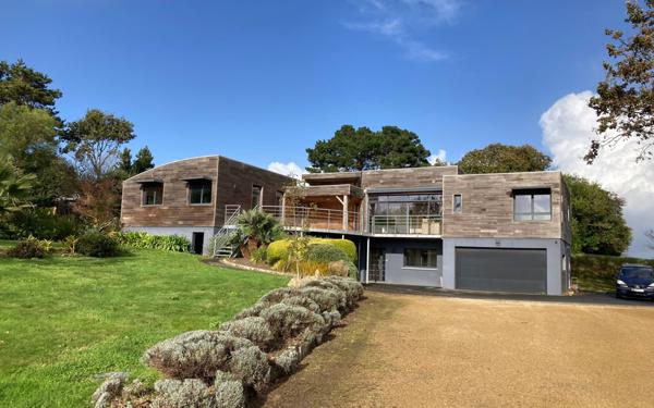 Maison à vendre    6 pièces •  Locquirec