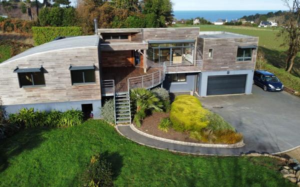 Maison à vendre    6 pièces •  Locquirec