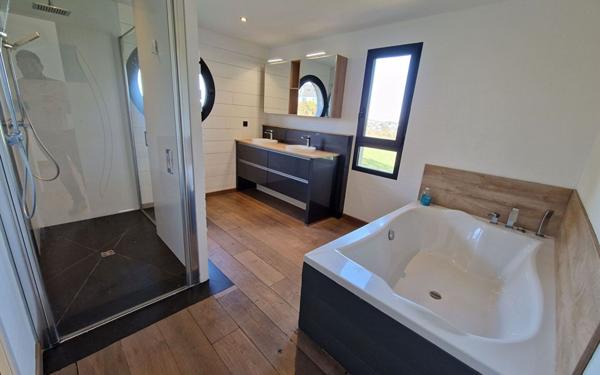 Maison à vendre    6 pièces •  Locquirec