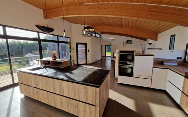 Maison à vendre    6 pièces •  Locquirec