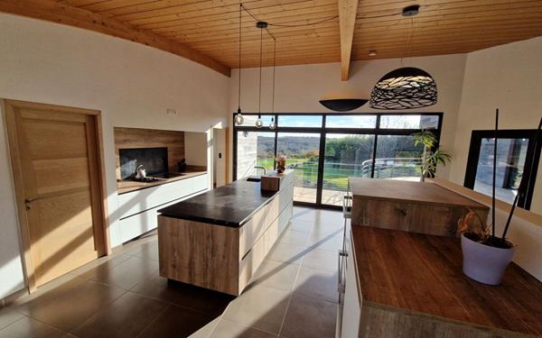 Maison à vendre    6 pièces •  Locquirec