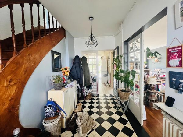 Maison familiale 140 m² – Centre-ville – Jardin, garage, dépendance