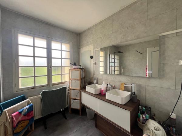 Maison familiale 140 m² – Centre-ville – Jardin, garage, dépendance