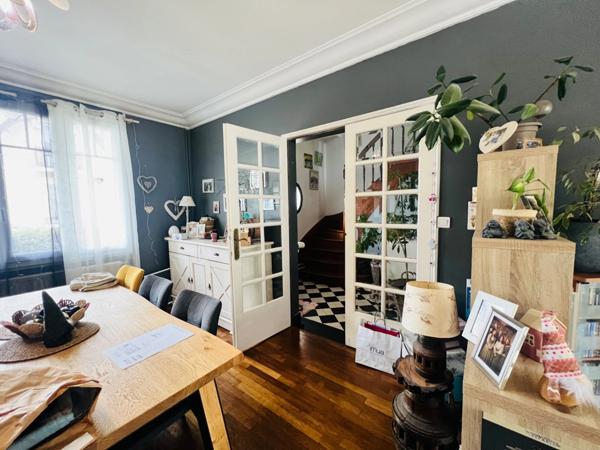 Maison familiale 140 m² – Centre-ville – Jardin, garage, dépendance