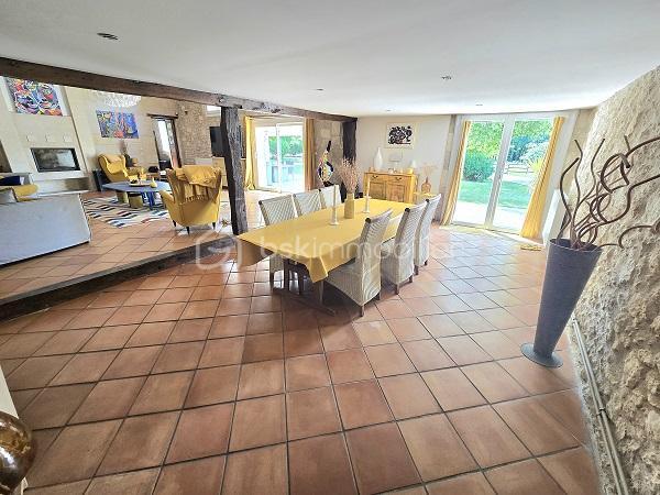Corps de ferme de 379 m²