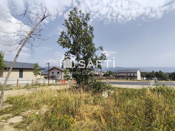 Terrain constructible 3 faces dans petit lotissement