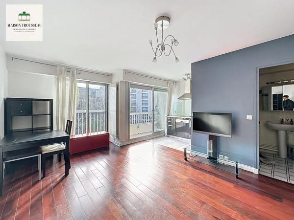 Studio avec balcon, calme et lumineux