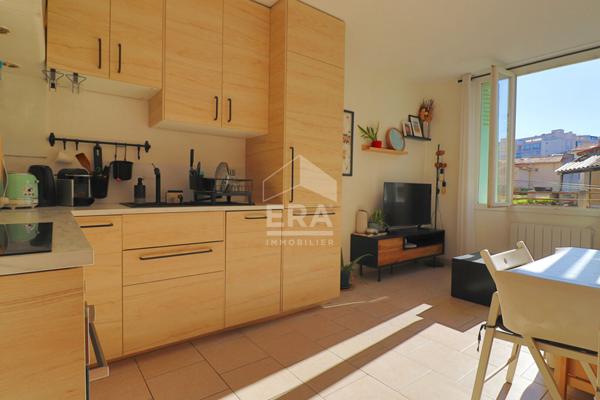 A vendre en exclusivité Appartement Marseille 2 pièces Traversant -Lumineux - Calme  - Barnière -Lauze