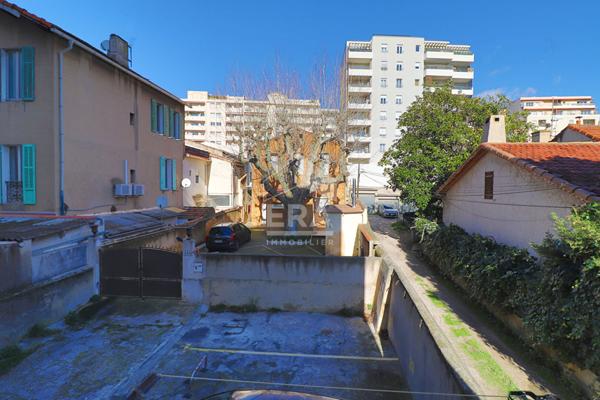 A vendre en exclusivité Appartement Marseille 2 pièces Traversant -Lumineux - Calme  - Barnière -Lauze