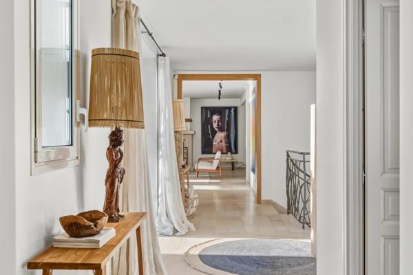 SPLENDIDE VILLA AVEC JARDIN PAYSAGER ET PISCINE _ MOUGINS