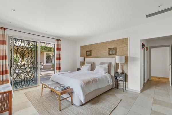 SPLENDIDE VILLA AVEC JARDIN PAYSAGER ET PISCINE _ MOUGINS