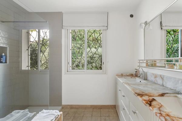 SPLENDIDE VILLA AVEC JARDIN PAYSAGER ET PISCINE _ MOUGINS