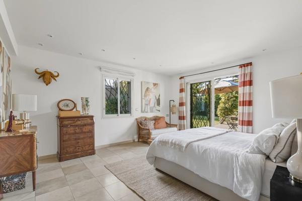 SPLENDIDE VILLA AVEC JARDIN PAYSAGER ET PISCINE _ MOUGINS