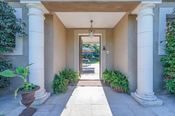 SPLENDIDE VILLA AVEC JARDIN PAYSAGER ET PISCINE _ MOUGINS