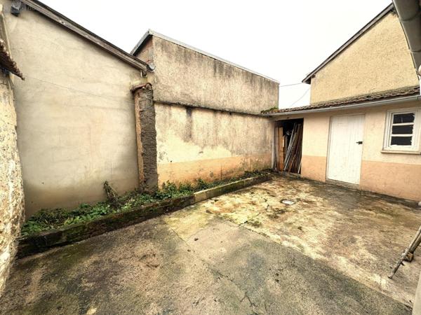 Maison de ville à vendre à Les Villages-Vovéens dans l'Eure-et-Loir (28150), ref : 73   
Centre-ville