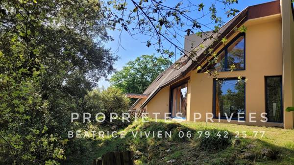 Une propriété volontairement à l'écart, pour ceux qui privilégient le silence, la discrétion et un cadre naturel préservé. 4 chambres. Terrain environ 1 hectare