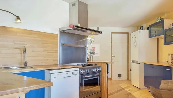 Une propriété volontairement à l'écart, pour ceux qui privilégient le silence, la discrétion et un cadre naturel préservé. 4 chambres. Terrain environ 1 hectare