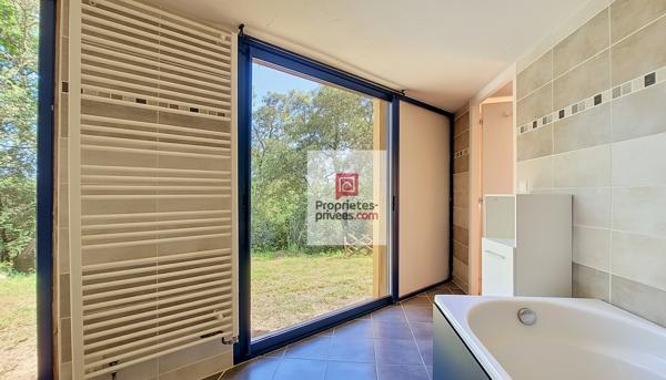 Une propriété volontairement à l'écart, pour ceux qui privilégient le silence, la discrétion et un cadre naturel préservé. 4 chambres. Terrain environ 1 hectare