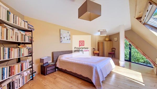 Une propriété volontairement à l'écart, pour ceux qui privilégient le silence, la discrétion et un cadre naturel préservé. 4 chambres. Terrain environ 1 hectare
