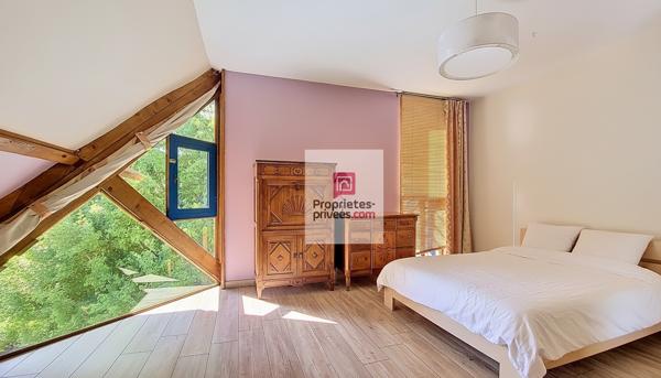 Une propriété volontairement à l'écart, pour ceux qui privilégient le silence, la discrétion et un cadre naturel préservé. 4 chambres. Terrain environ 1 hectare