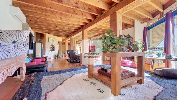 Une propriété volontairement à l'écart, pour ceux qui privilégient le silence, la discrétion et un cadre naturel préservé. 4 chambres. Terrain environ 1 hectare