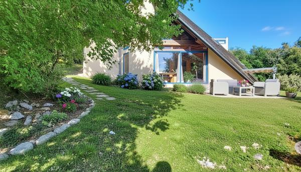 Une propriété volontairement à l'écart, pour ceux qui privilégient le silence, la discrétion et un cadre naturel préservé. 4 chambres. Terrain environ 1 hectare