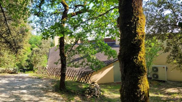 Une propriété volontairement à l'écart, pour ceux qui privilégient le silence, la discrétion et un cadre naturel préservé. 4 chambres. Terrain environ 1 hectare