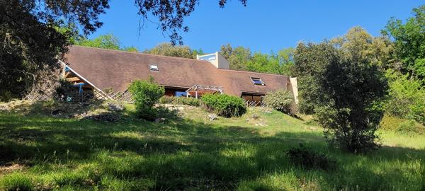 Une propriété volontairement à l'écart, pour ceux qui privilégient le silence, la discrétion et un cadre naturel préservé. 4 chambres. Terrain environ 1 hectare