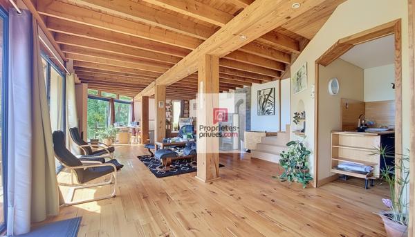 Une propriété volontairement à l'écart, pour ceux qui privilégient le silence, la discrétion et un cadre naturel préservé. 4 chambres. Terrain environ 1 hectare