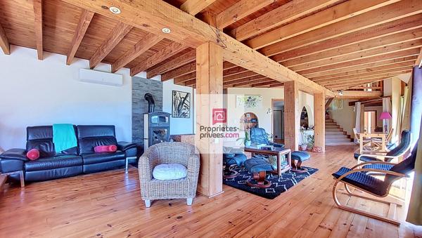 Une propriété volontairement à l'écart, pour ceux qui privilégient le silence, la discrétion et un cadre naturel préservé. 4 chambres. Terrain environ 1 hectare