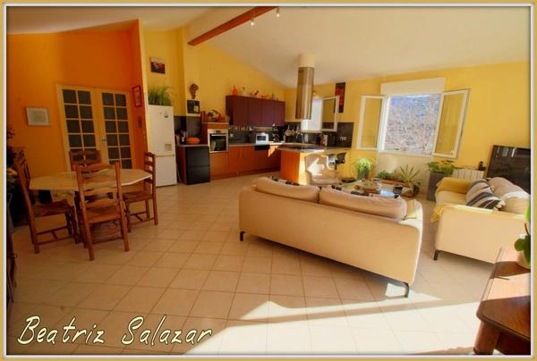 Maison récente datant 2011, 5 pièces environ 134m² , en parfait état à environ 25mn de Digne les Bains.