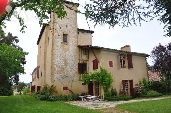 Dans le Comminges à proximité d'AURIGNAC, château inscrit ISMH 645m²sur près de 7hectares. 690.000 €