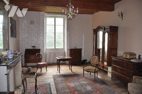 Dans le Comminges à proximité d'AURIGNAC, château inscrit ISMH 645m²sur près de 7hectares. 690.000 €