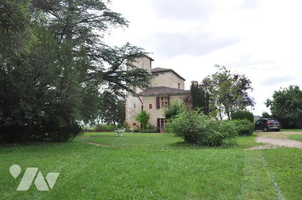 Dans le Comminges à proximité d'AURIGNAC, château inscrit ISMH 645m²sur près de 7hectares. 690.000 €