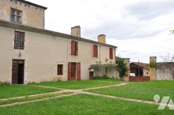 Dans le Comminges à proximité d'AURIGNAC, château inscrit ISMH 645m²sur près de 7hectares. 690.000 €