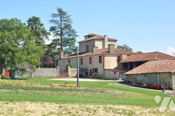 Dans le Comminges à proximité d'AURIGNAC, château inscrit ISMH 645m²sur près de 7hectares. 690.000 €