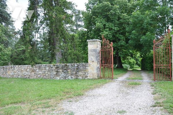 Dans le Comminges à proximité d'AURIGNAC, château inscrit ISMH 645m²sur près de 7hectares. 690.000 €