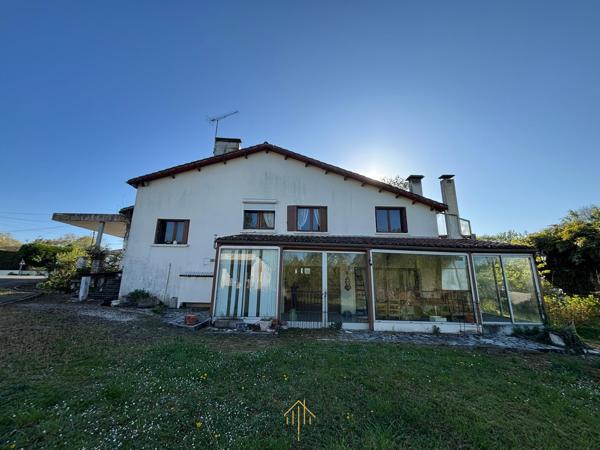 Grande maison d'environ 200 m² avec un magnifique étang sur terrain de 8 134 m²