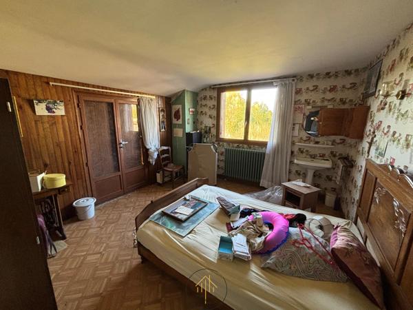 Grande maison d'environ 200 m² avec un magnifique étang sur terrain de 8 134 m²