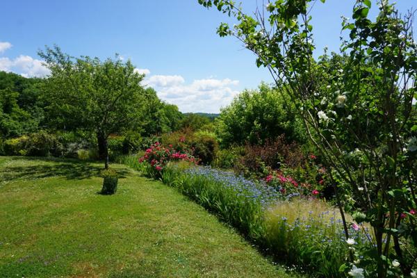 Elégante villa nichée sur les hauteurs du village de Brantôme.