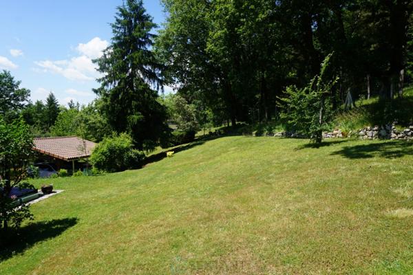 Elégante villa nichée sur les hauteurs du village de Brantôme.