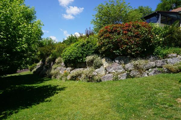 Elégante villa nichée sur les hauteurs du village de Brantôme.