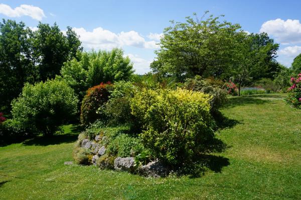 Elégante villa nichée sur les hauteurs du village de Brantôme.