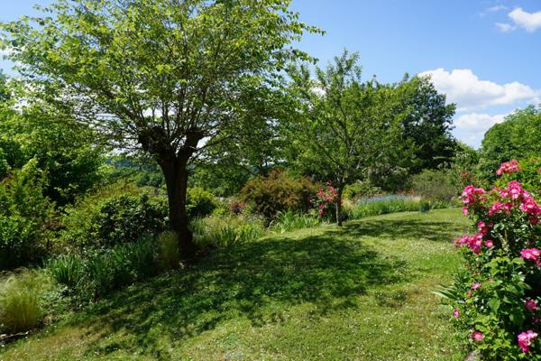 Elégante villa nichée sur les hauteurs du village de Brantôme.