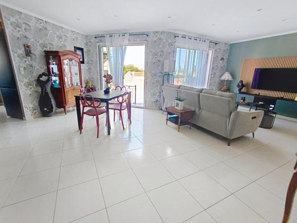 Ravissante villa 4 faces plain pied sur terrain de 658m² avec piscine et garage